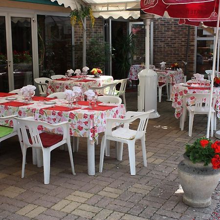 Hotel Les Deux Sapins Cailly-sur-Eure Exterior foto